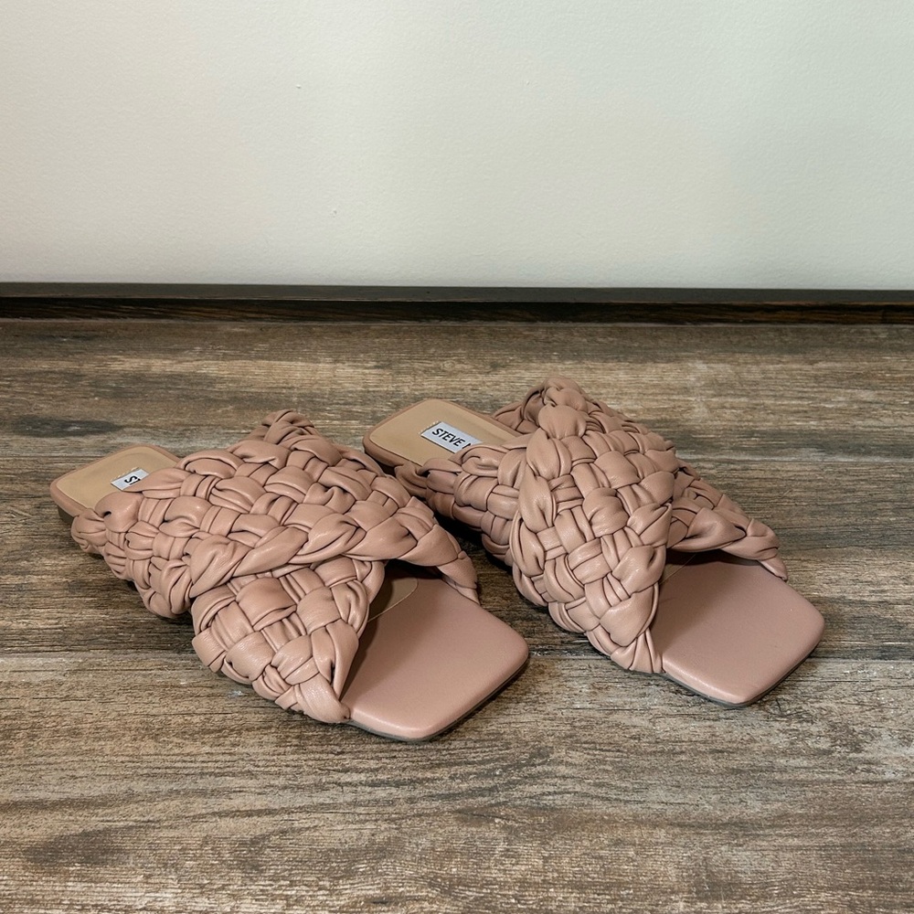 Women’s 7.5 Steve Madden Tan Slide Sandals Slides Slip on Shoes  Woven Design.